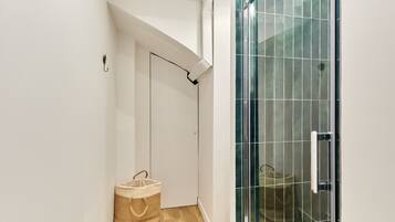 Douche, sĂšche-cheveux, serviettes fournies, shampoing