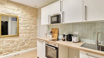 Réfrigérateur, micro-ondes, four, plaque de cuisson