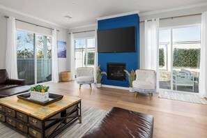 Televisie, een open haard en een kantoor