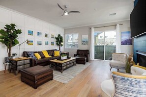 Televisie, een open haard en een kantoor