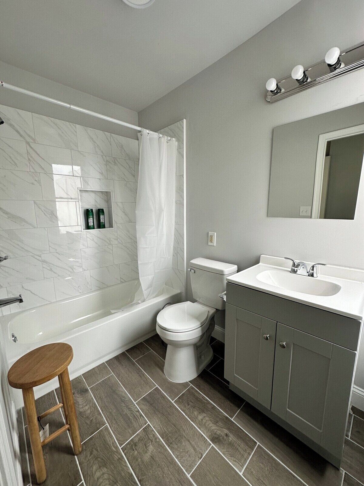 Ein modernes Badezimmer mit Badewanne, Toilette und Waschtisch.