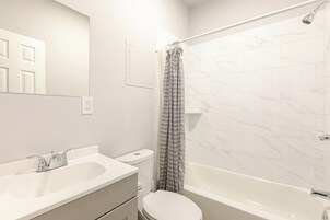 Apartment, 1 Bedroom | Bathroom | Free toiletries, hair dryer, towels, soap