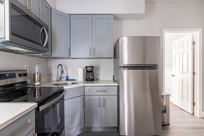 Apartment, 2 Bedrooms | Private kitchen | Fridge, microwave, oven, stovetop
