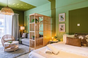 Estudio, 1 cama matrimonial, balcón, vista a la ciudad | Área de sala de estar | Smart TV de 50 pulgadas con canales por cable y servicios de streaming 