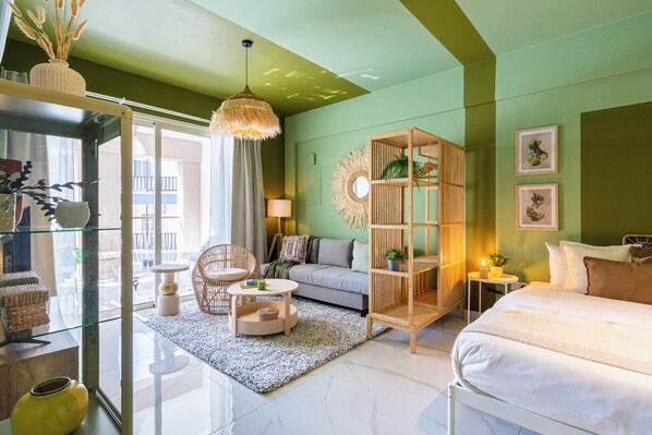 Estudio, 1 cama doble, balcón, vistas a la ciudad | Ropa de cama de alta calidad y decoración individual