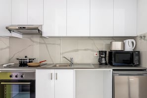 Studio, 1 dobbeltseng, balkong, byutsikt | Eget kjøkken | Minikjøleskap, mikrobølgeovn, ovn og kokeplater