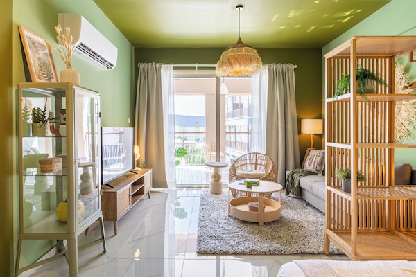 Studio, 1 tweepersoonsbed, balkon, uitzicht op de stad | Woonruimte | Een 50-inch smart-tv met kabelzenders en streamingdiensten