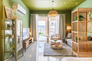 Estudio, 1 cama doble, balcón, vistas a la ciudad | Zona de estar | Smart TV de 50 pulgadas con canales por cable, servicios de streaming