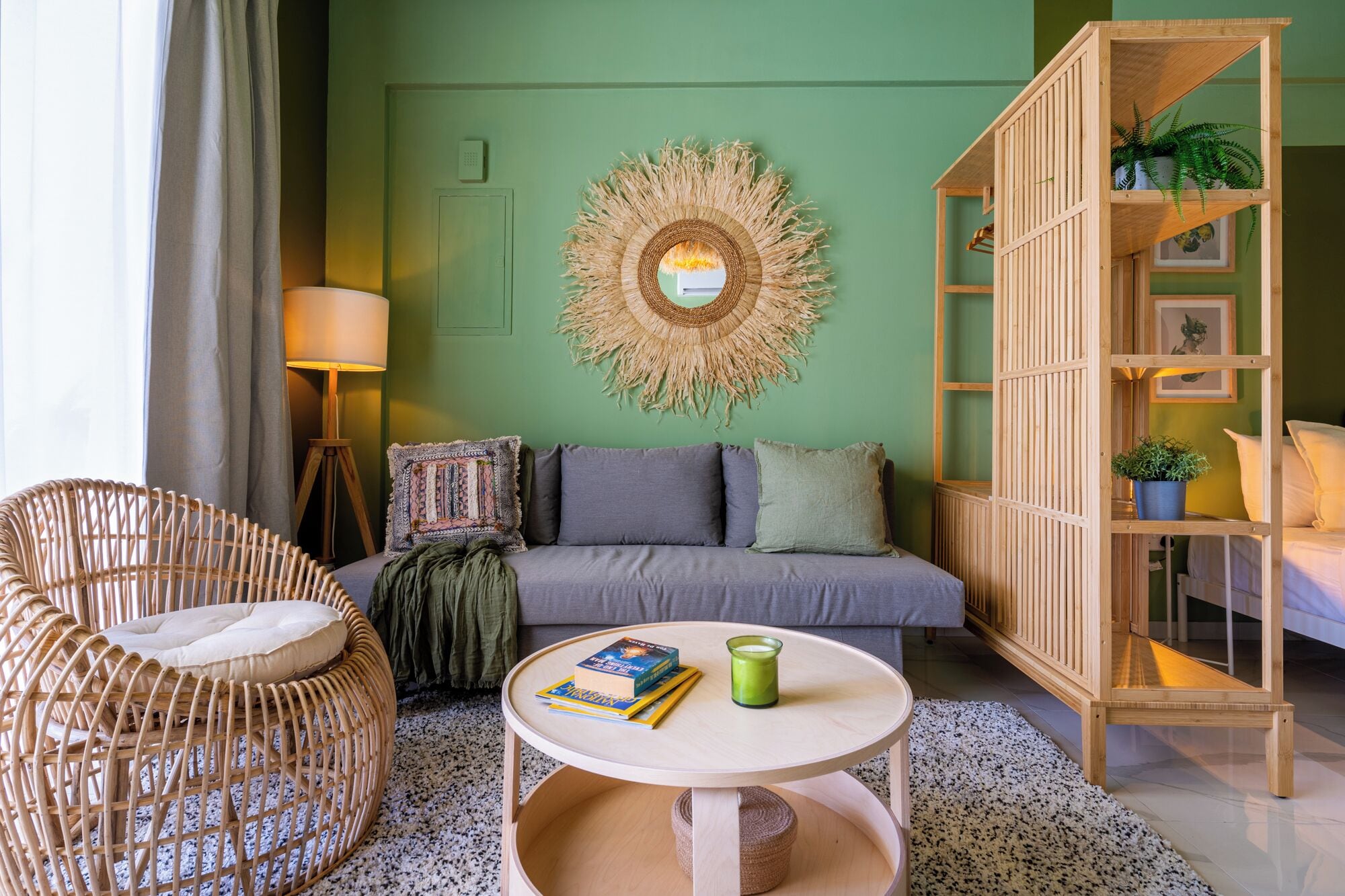 Estúdio, 1 cama de casal, sacada, vista para a cidade | Área de estar | Smart TV 50 polegadas com canais a cabo, serviços de streaming