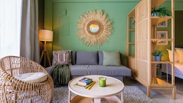 Studiolejlighed - 1 dobbeltseng - balkon - byudsigt | Opholdsområde | 50-tommers smart-tv med kabelkanaler, streamingtjenester