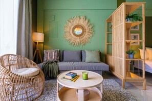 Estudio, 1 cama doble, balcón, vistas a la ciudad | Zona de estar | Smart TV de 50 pulgadas con canales por cable, servicios de streaming