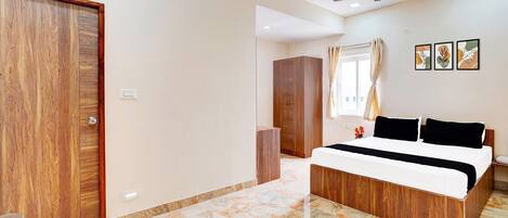 Un dormitorio con cama de madera, ventilador de techo, armario y suelo de mármol.