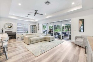 TV, stereo, offices - Seaside Park S - Heart of Bayshore District, Pool, Hot Tub, Close to Parks, Restaurants, Art Galleries and Public Boat Ramp (Naples)