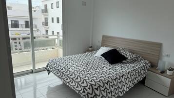 4 habitaciones, tabla de planchar con plancha y ropa de cama