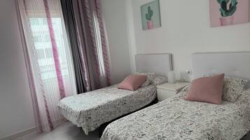 4 habitaciones, tabla de planchar con plancha y ropa de cama