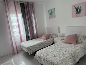 4 slaapkamers, een strijkplank/strijkijzer, beddengoed