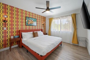 4 makuuhuonetta, työpöytä, silitysrauta/-lauta, vauvan matkasänky