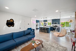 Televisio, videopelejä, kirjoja, työhuone