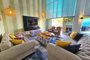 Penthouse Mewah, 3 kamar tidur, Bebas Asap Rokok, pemandangan laut terbatas | 3 kamar tidur, brankas, setrika/meja setrika, dan Wi-Fi gratis