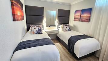 Penthouse Luxe, 3 chambres, non-fumeurs, vue partielle sur la mer | 3 chambres, coffres-forts dans les chambres, fer et planche Ă repasser