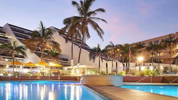 Piscine extérieure, parasols de plage, chaises longues
