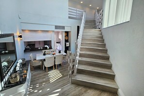 Ático de lujo, 3 habitaciones, no fumadores, vistas parciales al mar | 3 dormitorios, caja fuerte, tabla de planchar con plancha y wifi gratis