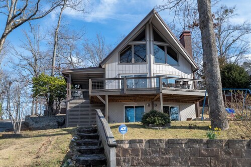 Charming waterfront home with beautiful panoramic views!!