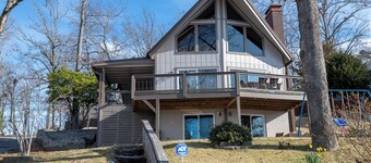 Charming waterfront home with beautiful panoramic views!!