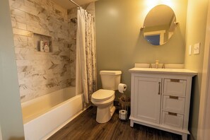 Hair dryer, towels, soap, toilet paper - Charming waterfront home with beautiful panoramic views!! (Cropwell)