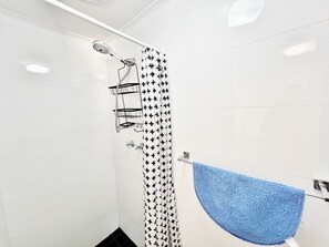 Regadera, toallas, papel de baño 