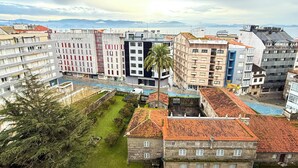 Un immeuble de grande hauteur au design moderne, comprenant un mélange d’espaces résidentiels et commerciaux.