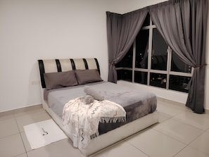 Apartment, City View | Iron/ironing board