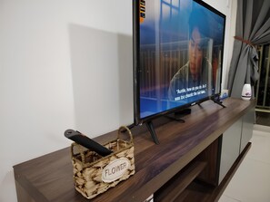 Apartamento, vista para a cidade | Área de estar | TV LED 32 polegadas com canais digitais