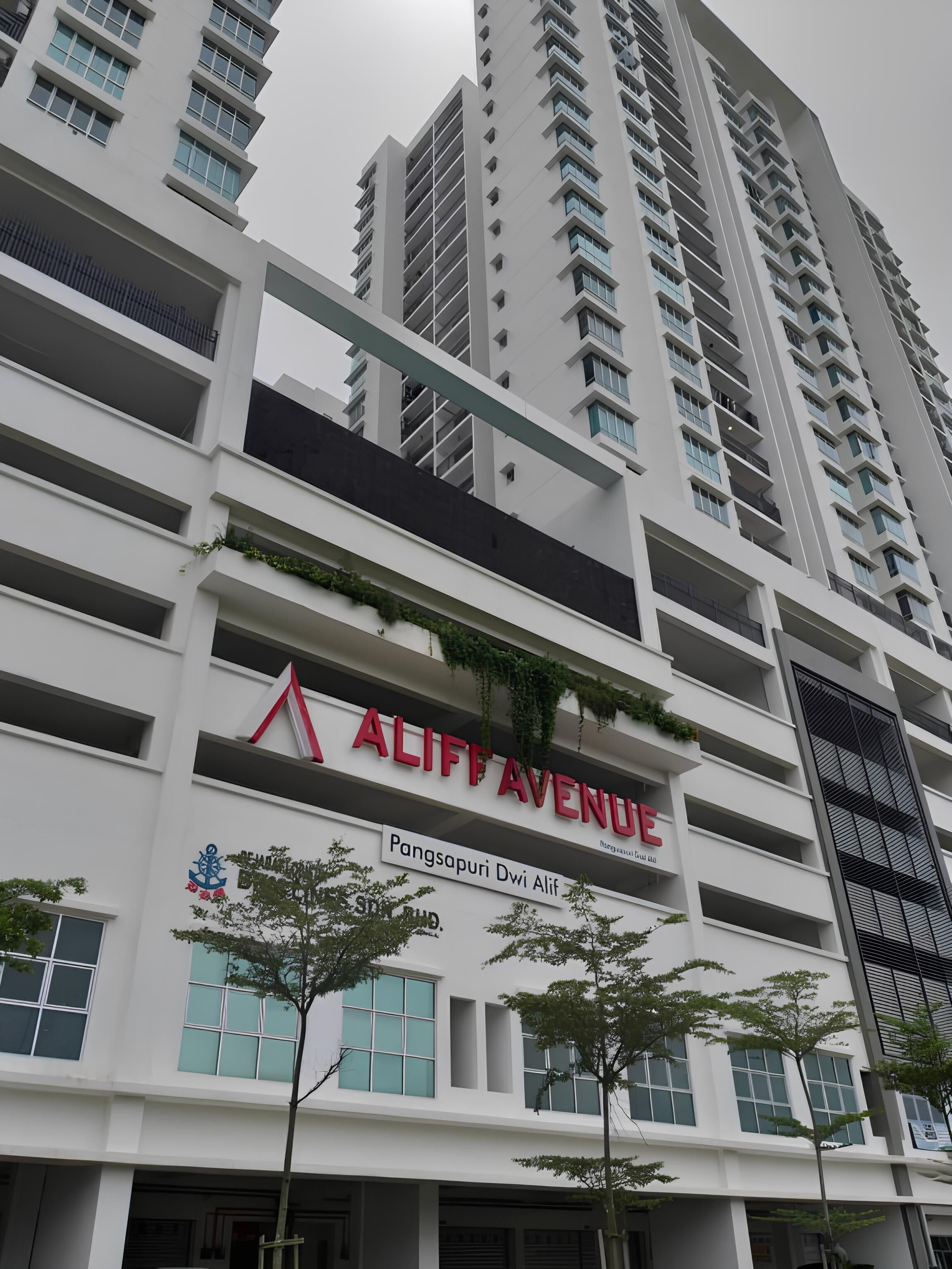 Un edificio de varios pisos con un letrero llamativo que dice 'ALIFT AVENUE'.