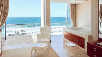 Luxe penthouse, uitzicht op zee | Badkamer