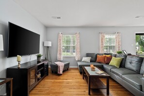 Una Smart TV, una chimenea, un futbolín