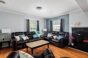 Smart TV, chimenea, futbolito