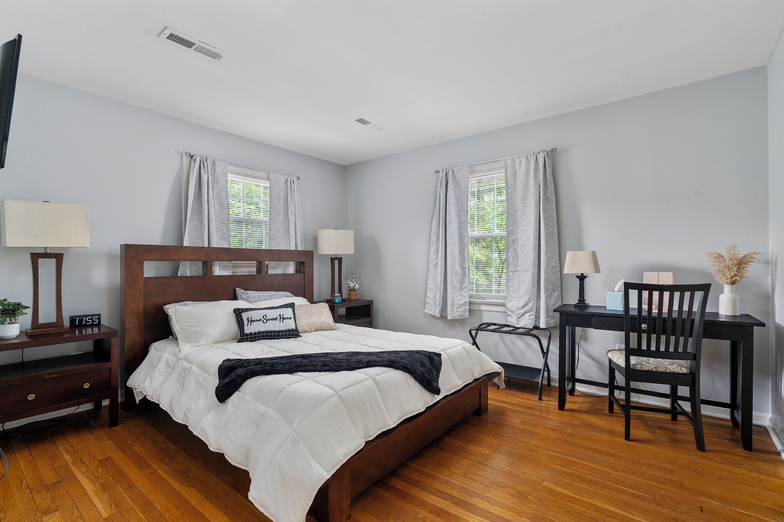 4 chambres, bureau, fer et planche à repasser, lit parapluie