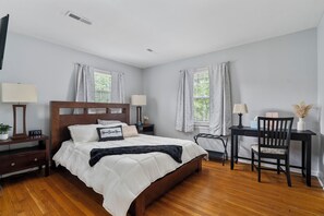 4 dormitorios, escritorio, tabla de planchar con plancha y cuna de viaje