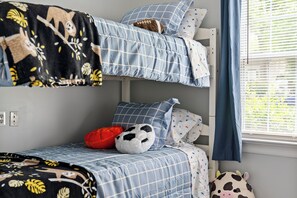 4 bedrooms, desk, iron/ironing board, travel cot - 4-bedroom house in charming Midlothian 20 min to Richmond and Petersburg. (Midlothian)