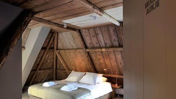 House | 6 bedrooms, individually furnished, bed sheets