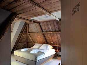 House | 6 bedrooms, individually furnished, bed sheets