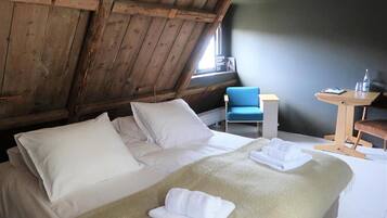 House | 6 bedrooms, individually furnished, bed sheets