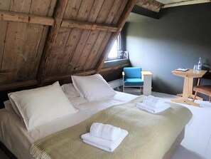 6 bedrooms, individually furnished, bed sheets