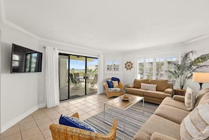 Smart-TV, fotballspill, bordtennis og bøker