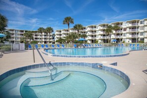 Innendørsbasseng og et oppvarmet basseng