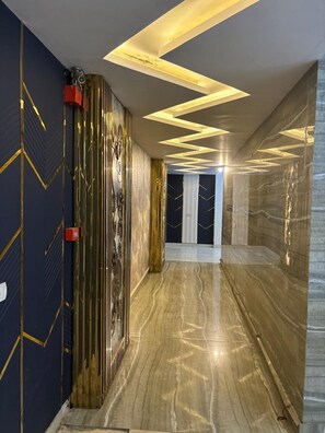 Lobby - Hotel Akash Continental (New Delhi)
