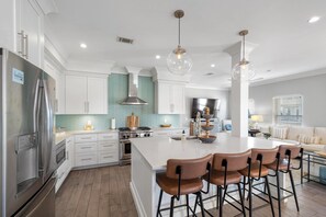 Een koelkast, een magnetron, een oven, een kookplaat