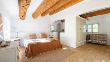 4 slaapkamers, een strijkplank/strijkijzer, reisbedje, gratis wifi