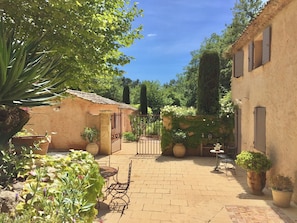 Terrace/patio - 18th-century bastide 6 minutes from the center of Aix-en-Provence (Le Tholonet)